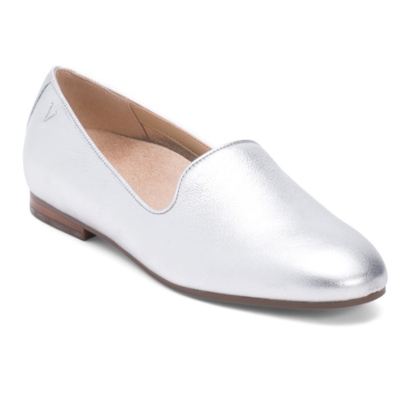 SOLD NWT Vionic Willa Leather Silver Metallic Comfort Flats Size US 8.5W - Picture 1 of 2